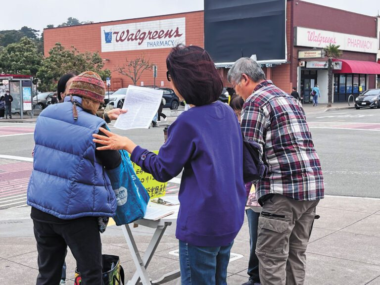 志願者日前在日落區Irving街擺設連署攤位，向民眾收集重開大公路折衷方案請願簽名。記者陳程威攝