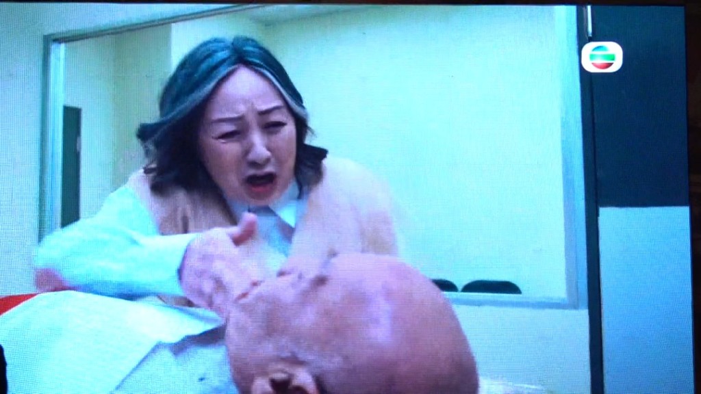 李家鼎每被打一下便動一動，盧宛茵需忍住笑。