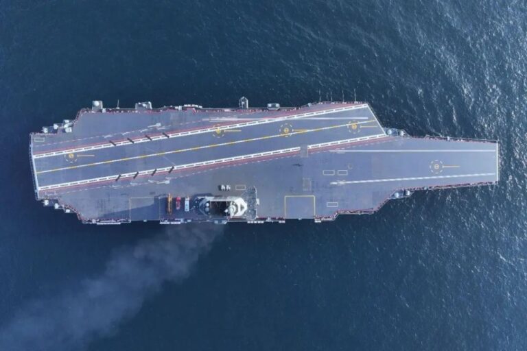 解放軍航母福建艦過航台灣海峽