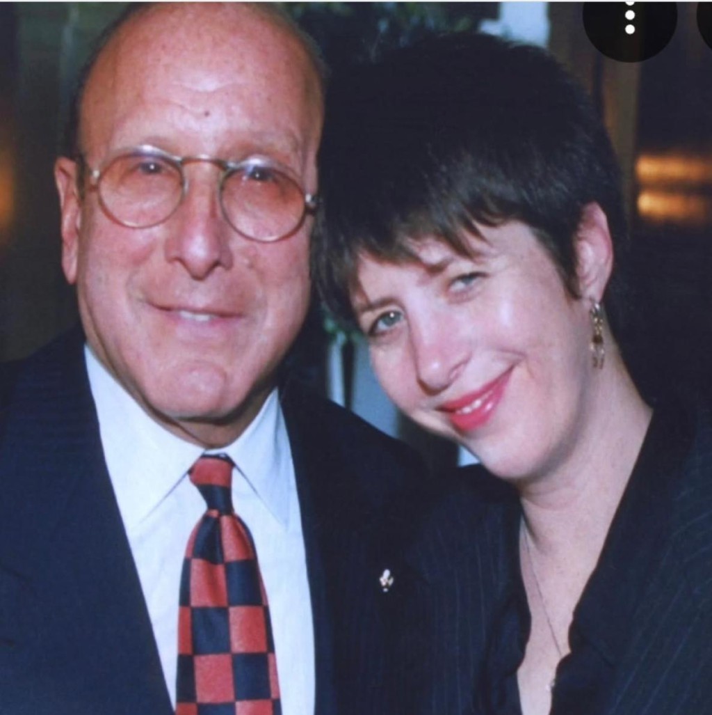 著名詞曲創作人Diane Warren亦在社交平台撰寫長文，悼念Clive Davis。