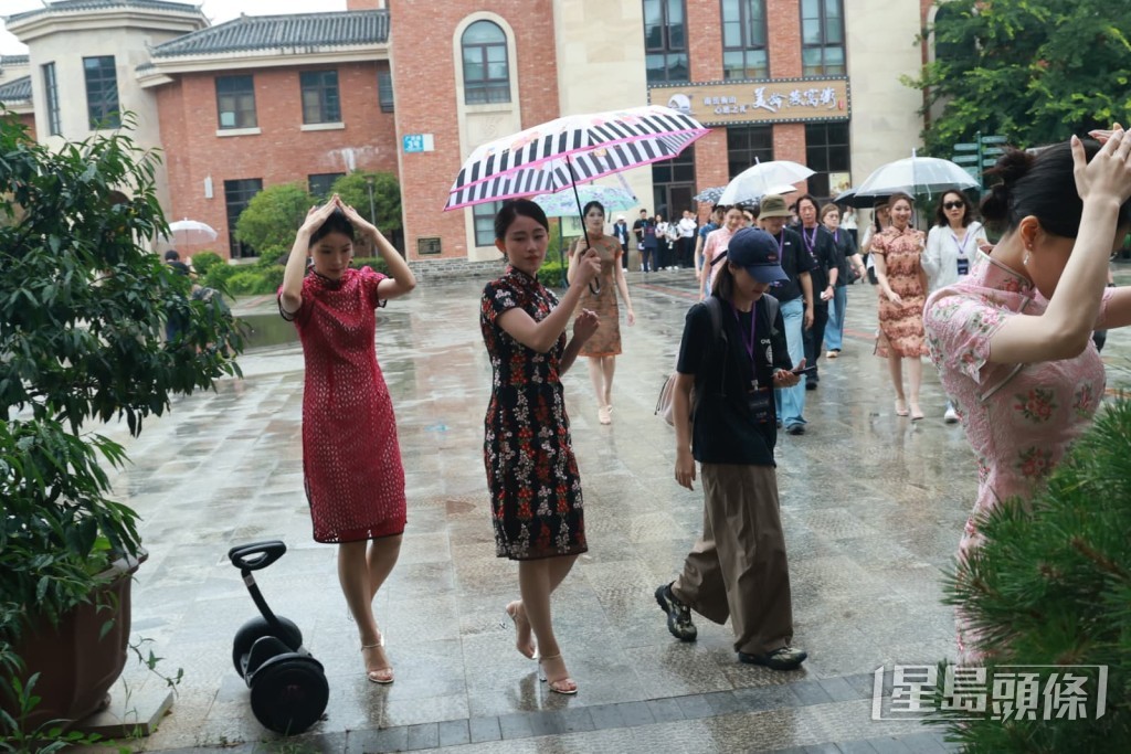 佳麗們暫時離場避雨。