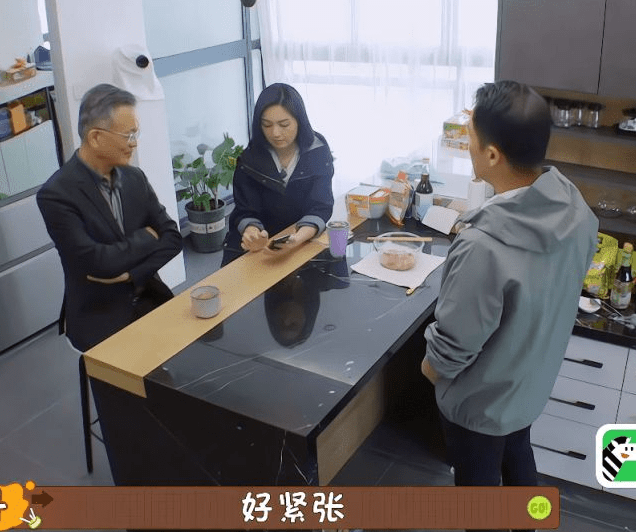 2021年,丁子高與楊千嬅參加了內地綜藝節目《做家務的男人3》,丁爸爸更稀有地粉墨登場。