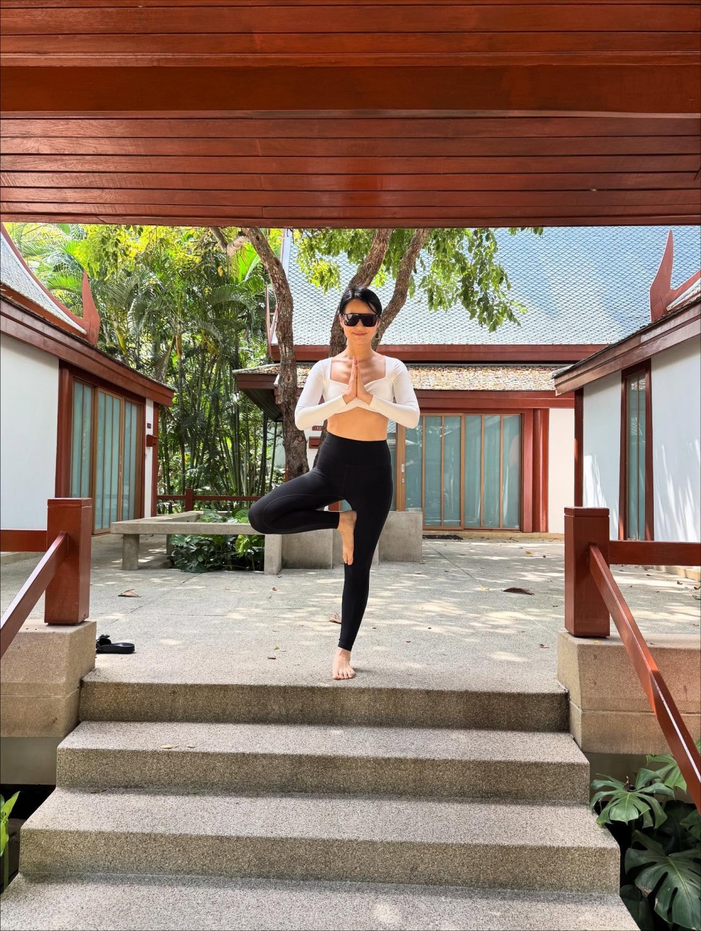 胡杏兒身穿瑜伽服擺出優雅姿勢，狀態極佳。