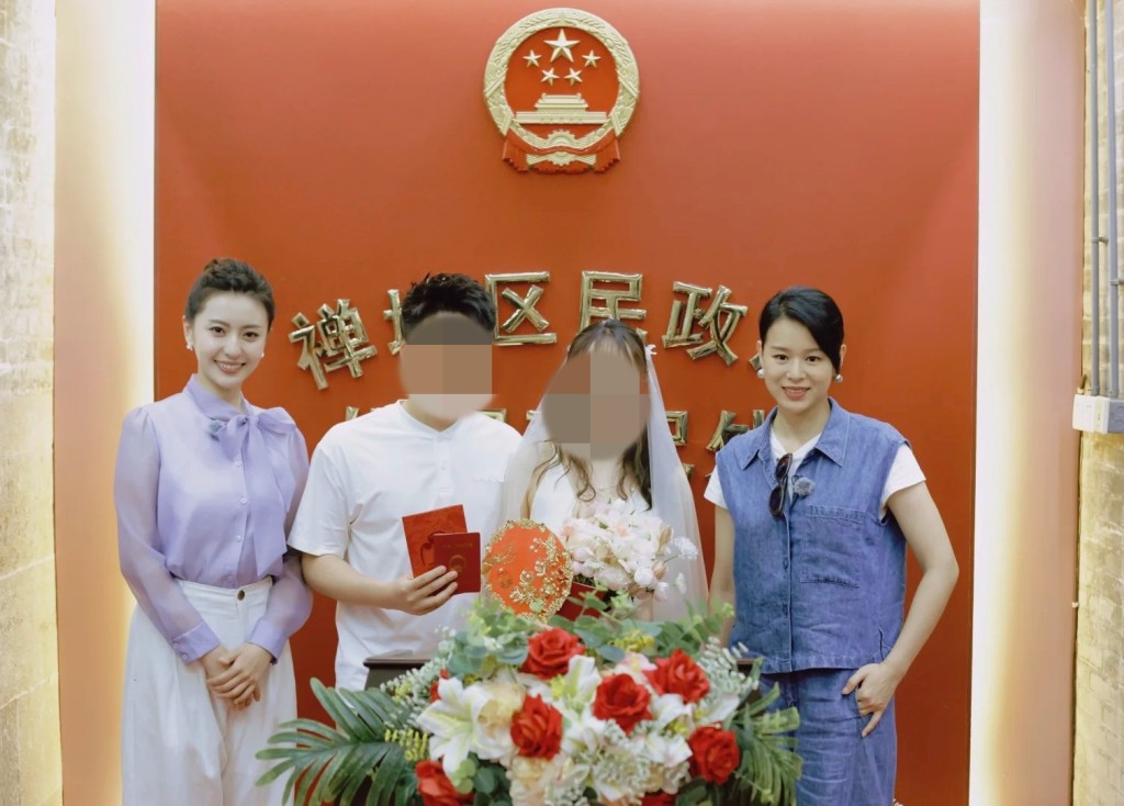 胡杏兒意外現身結婚註冊場地，並與新人合照。
