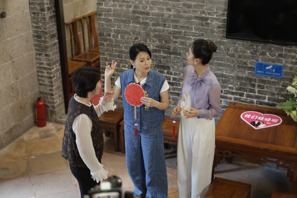 胡杏兒在註冊場地被網民邀請合照。