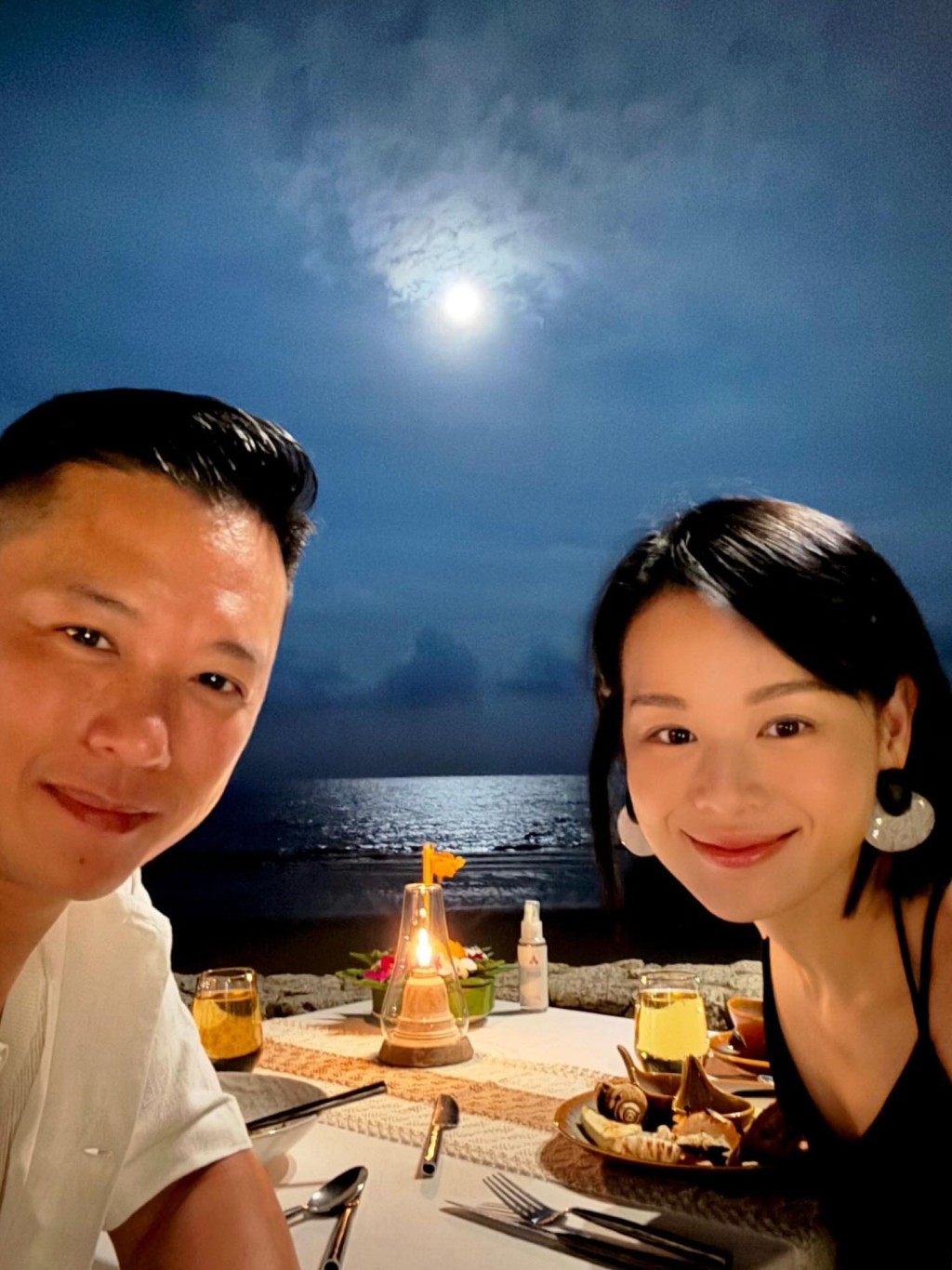 胡杏兒以自拍記錄與丈夫共進晚餐的溫馨時刻。