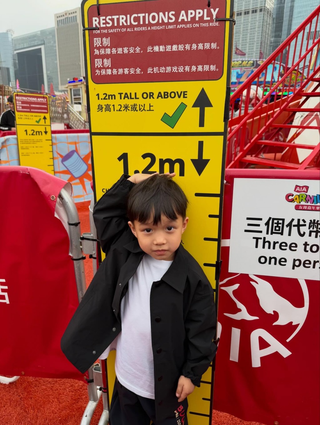 胡杏兒的小兒子因身高未達標，未能玩部分機動遊戲。