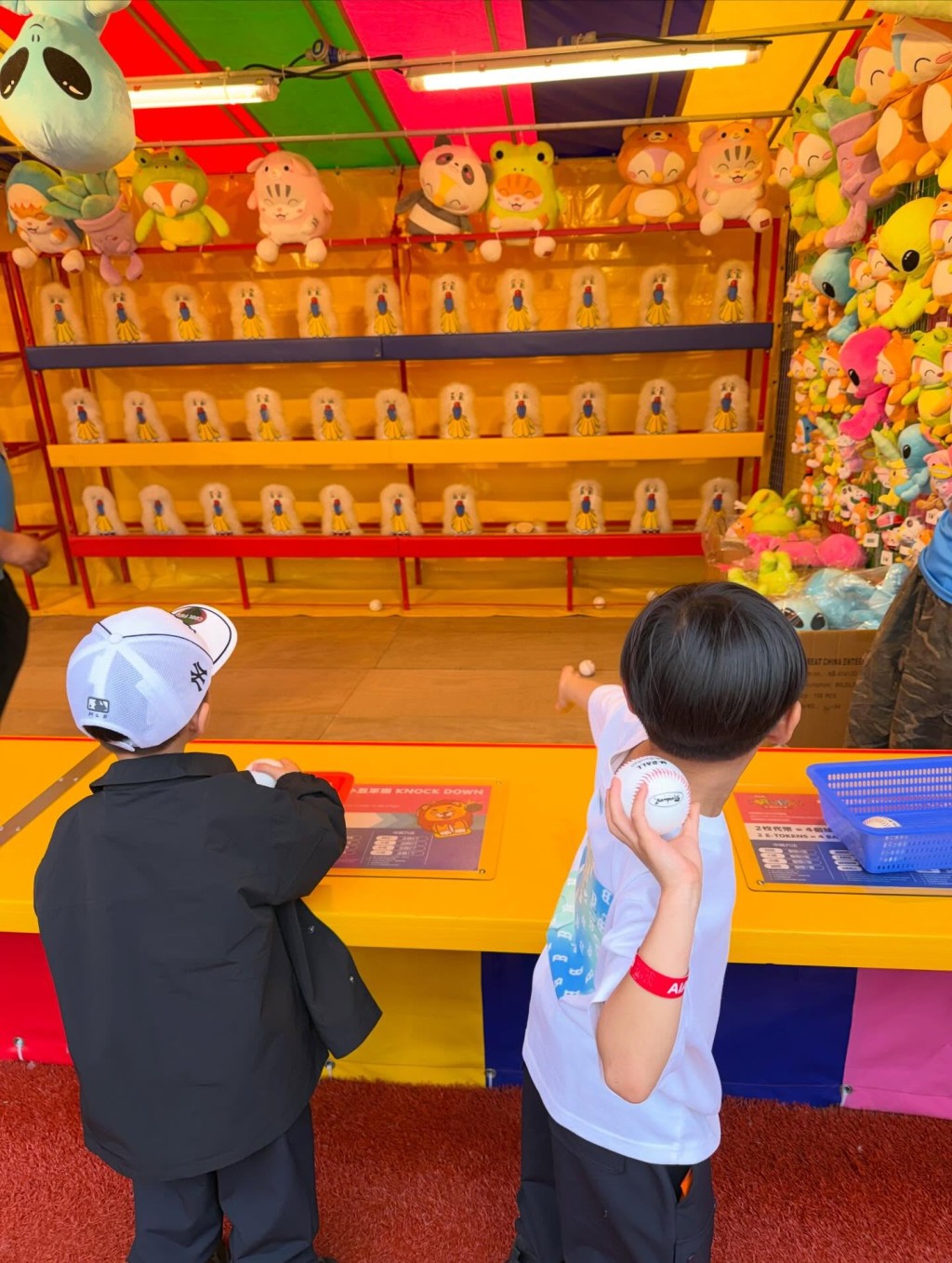 胡杏兒的兒子在攤位遊戲中贏得不少公仔。