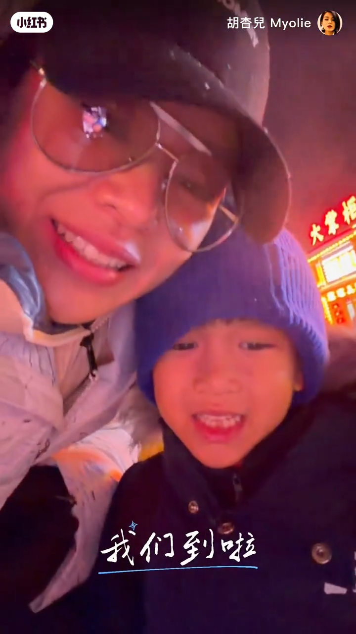 胡杏兒在雪地上與兒子們玩得非常投入。
