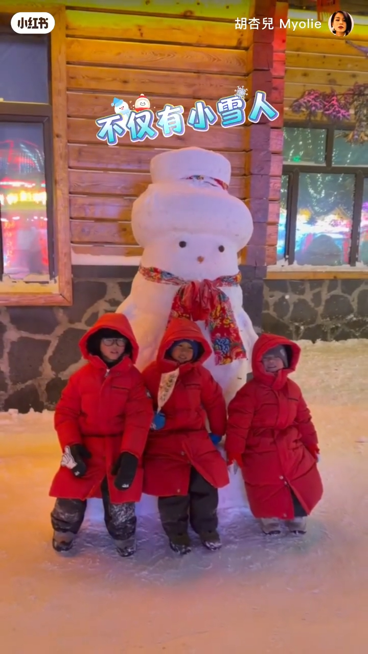 胡杏兒的三位兒子與小雪人合照。