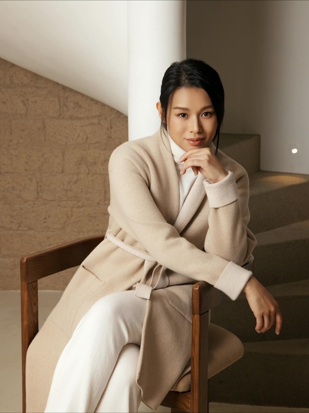 胡杏兒為服裝品牌拍攝宣傳照。