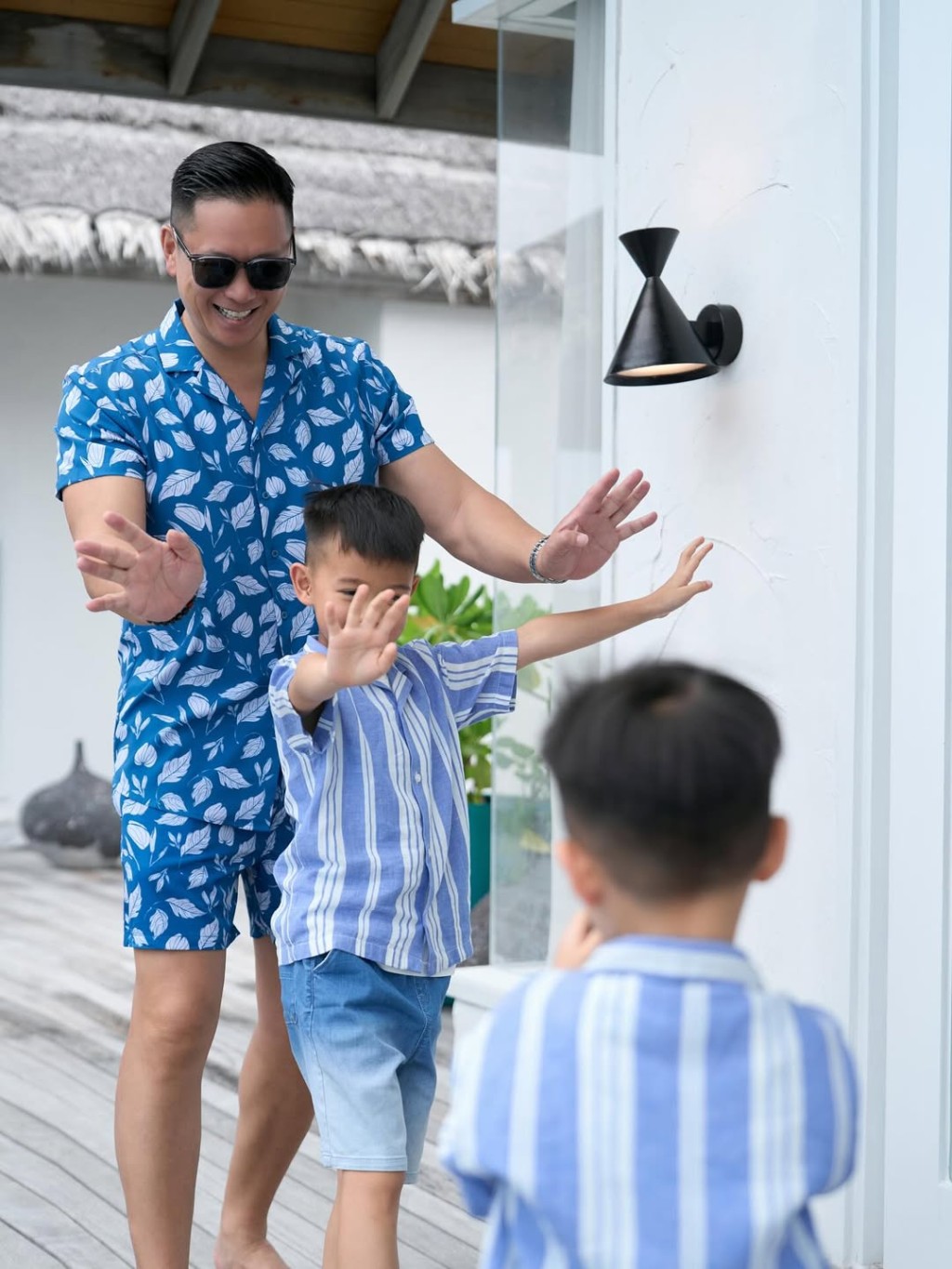 胡杏兒的丈夫與兒子互動。