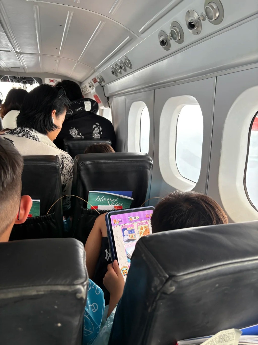 乘坐水上飛機時，胡杏兒與丈夫分開照顧小朋友。
