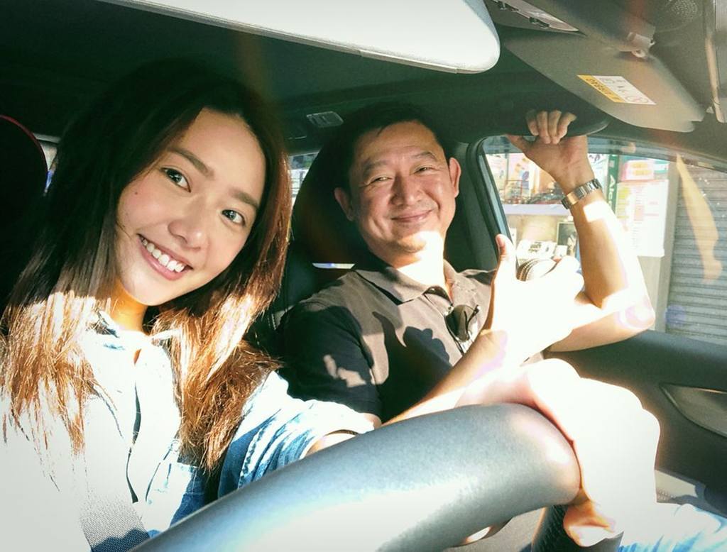 戴祖儀否認是富二代，其父親任職地產公司高層。