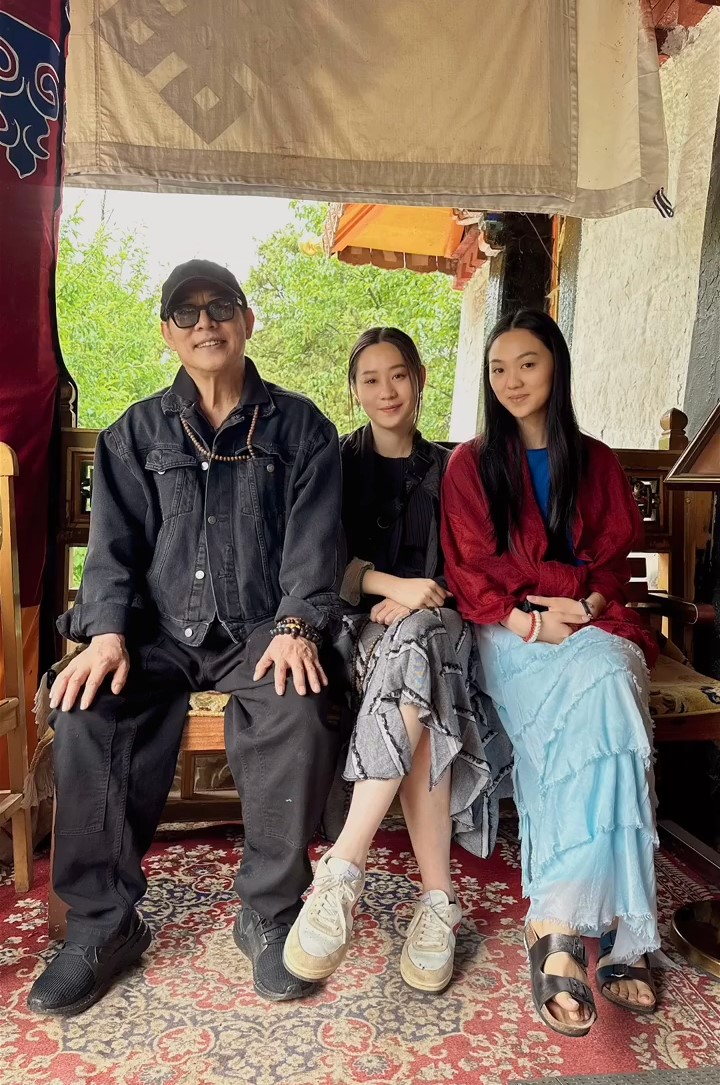 李連杰與兩名女兒到訪西藏。