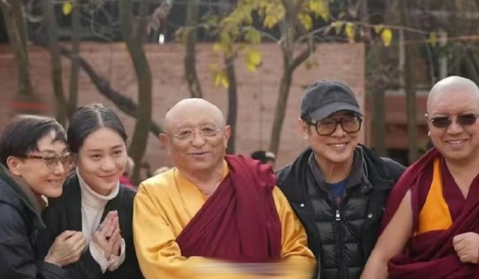 （左起）利智、女兒Jada和李連杰（右二）與住持一同合照。