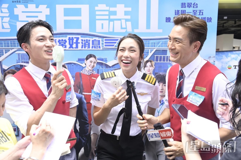 三位演員在訪問期間表現愉快。