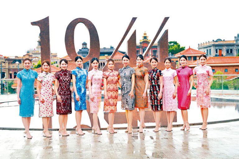 12位候選佳麗齊齊以旗袍造型亮相。