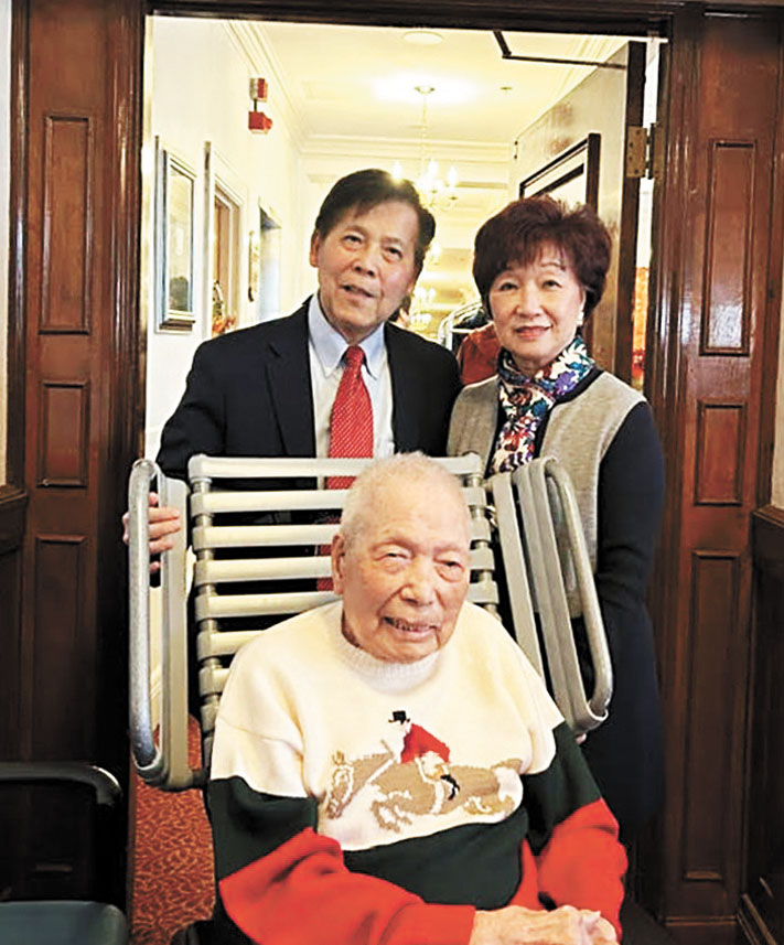 陳建立元老夫婦同吳德宏老人合影。 陳建立提供