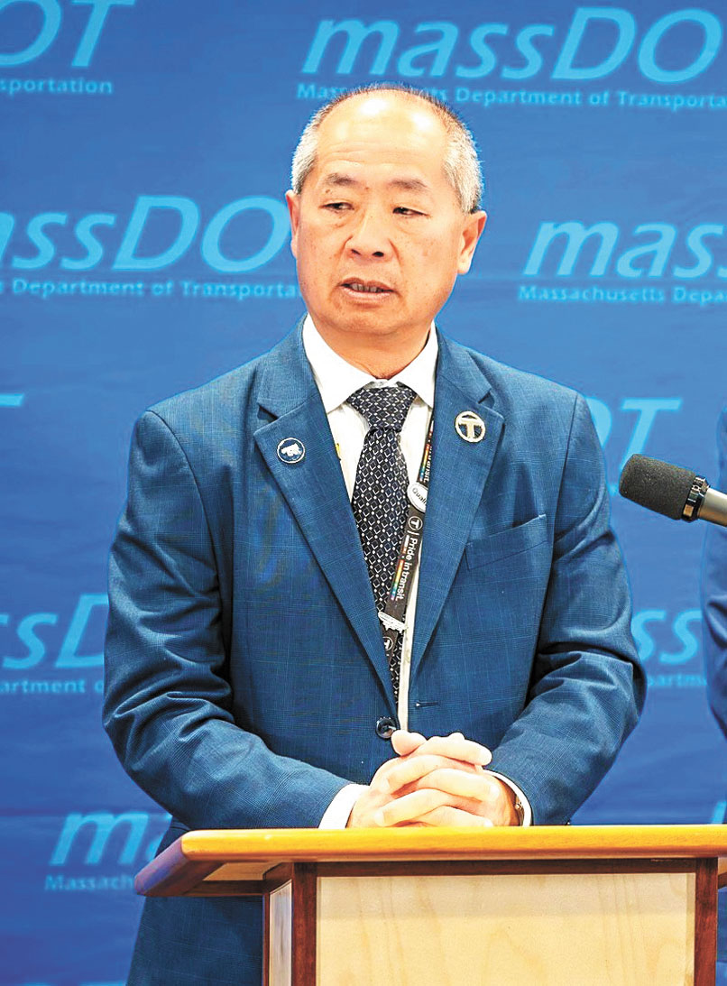 伍偉華在麻州交通廳的新聞發佈會中。檔案圖片