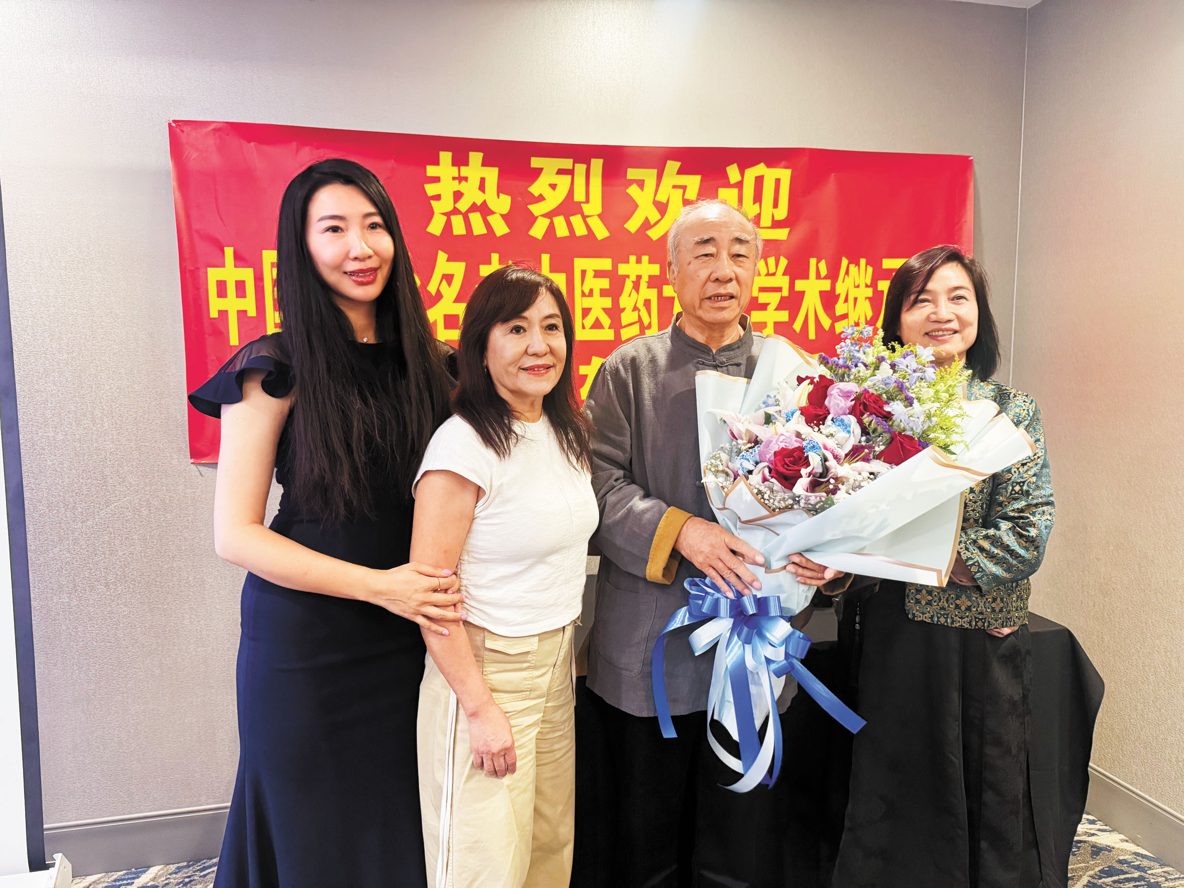 中醫師朱孝軒(右2)接受來賓的祝賀。記者陸新攝