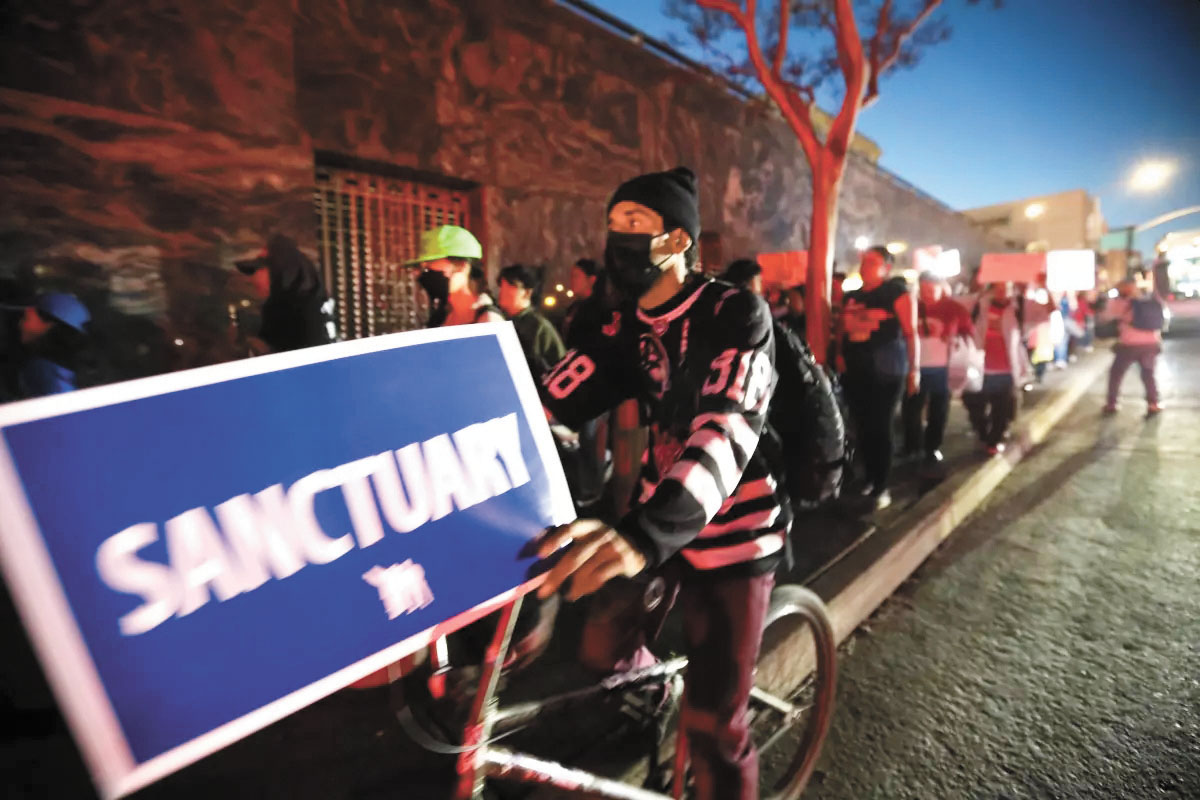 民眾日前在洛杉磯市中心遊行，支持移民權利。洛杉磯時報