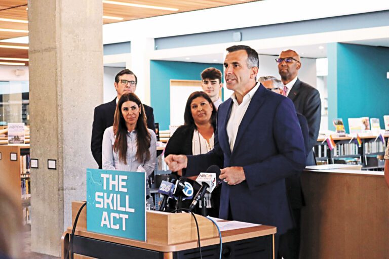 國會眾議員李卡多（Sam Liccardo）在西谷學院揭曉SKILL Act法案，推動產學連結、共育AI時代新型勞動力。李卡多辦公室提供