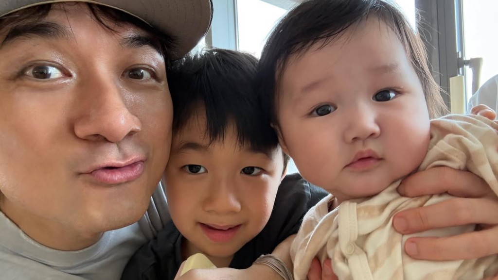 母親節時,古巨基分享與兩子的溫馨合照,幼子Kuderson樣貌再曝光。