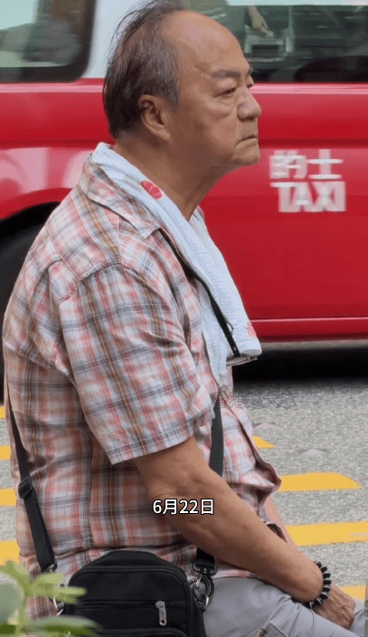 狄龍日前於戶外拍攝時被民眾遇見。
