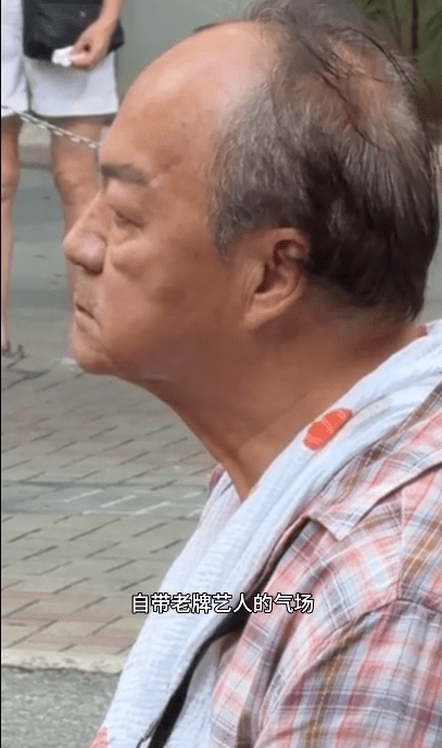 狄龍在烈日當空下進行戶外拍攝工作。