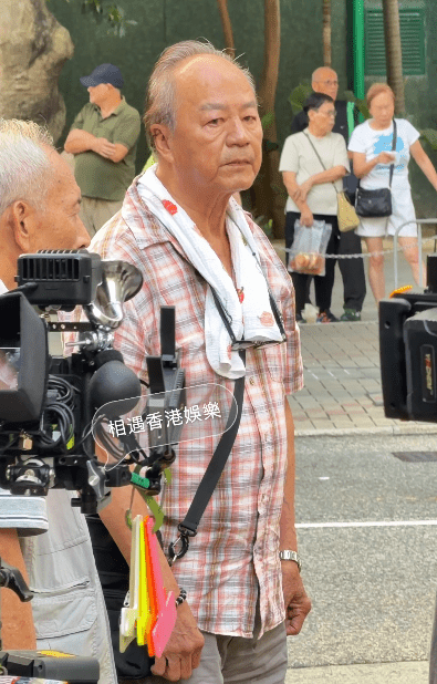 狄龍被指神情略顯疲倦,網民擔心天氣太熱影響他。