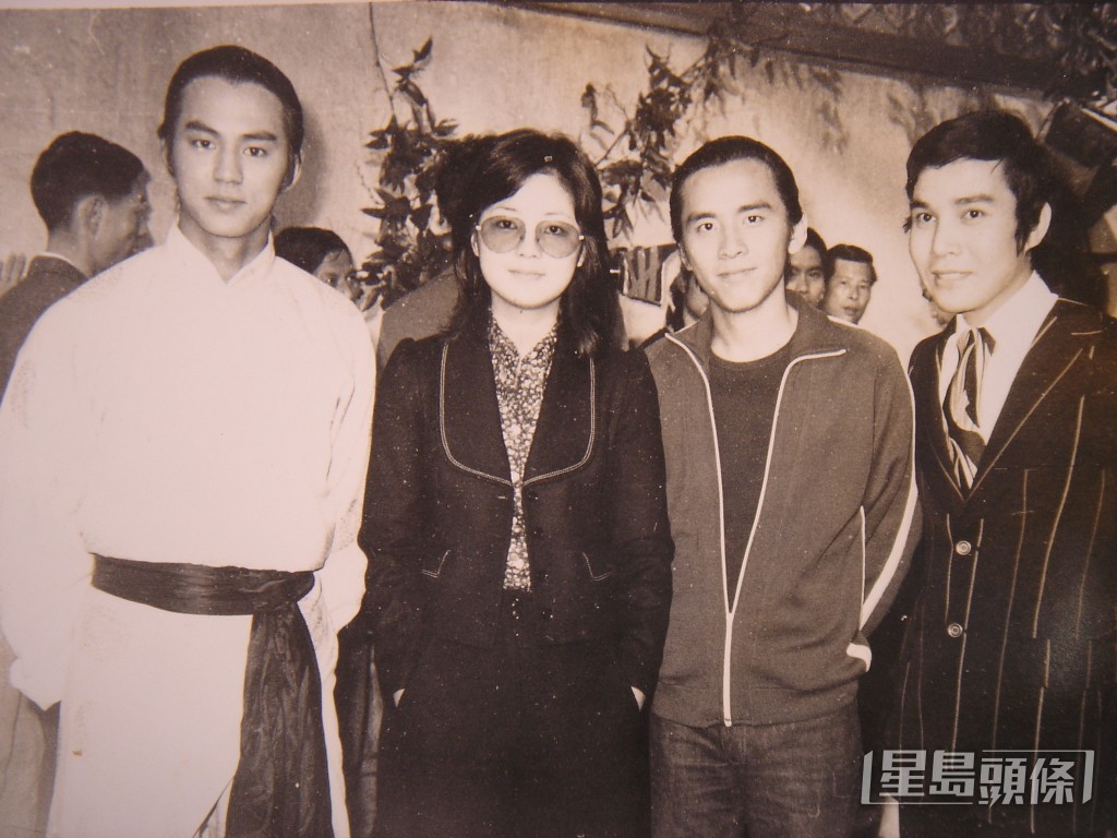 (左起)狄龍、鄧麗君、姜大衛、謝雷當年在邵氏片場合照。