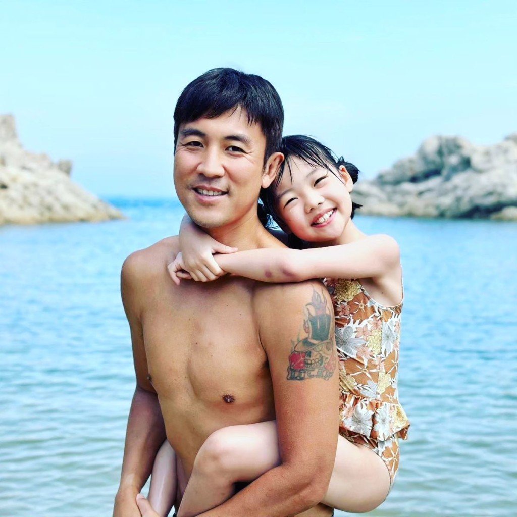 譚俊彥非常疼愛一對子女。