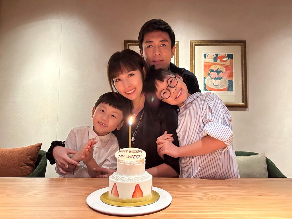譚俊彥一家四口生活幸福。