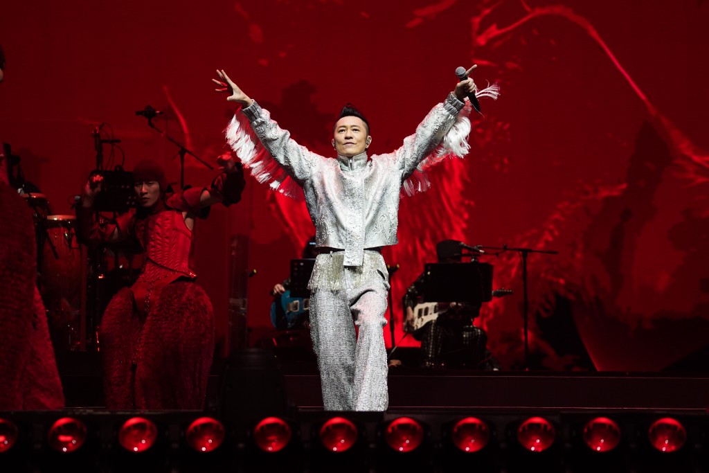 蘇志威在舞台上傾盡全力表演。