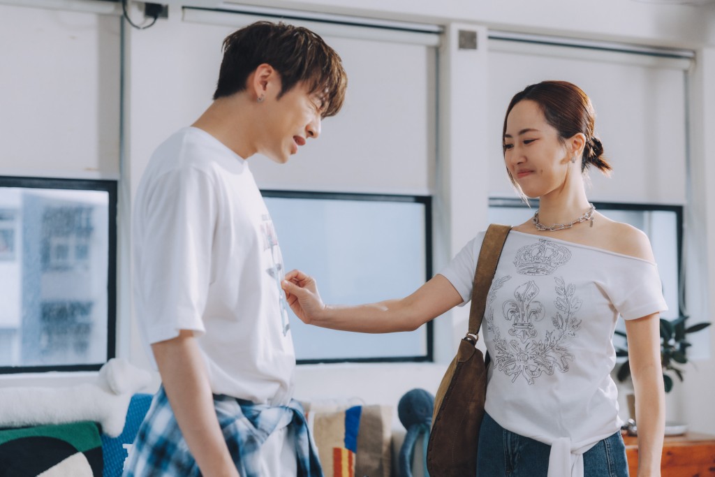 客串MV女主角的Kiri讚賞洪嘉豪很有喜劇潛質。
