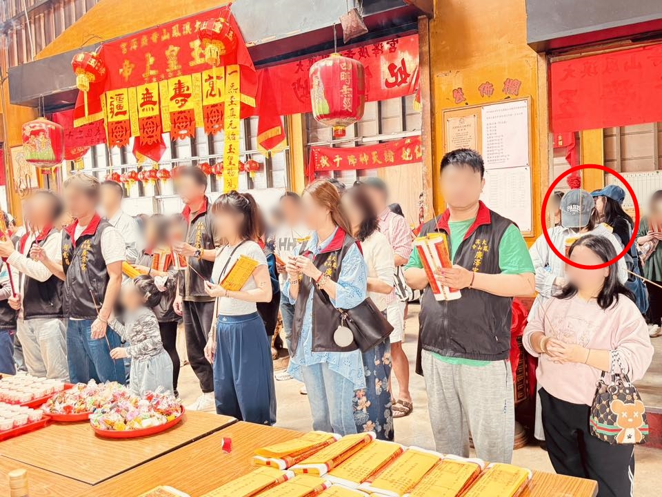 戴著帽子的粿粿(紅圈)站在參與活動的人群中。(大溪鳳山寺廣澤宮FB)