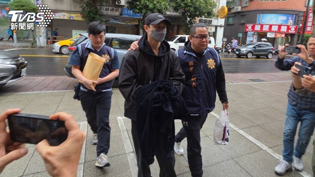 王子邱勝翊被捕時被上手銬。(TVBS新聞網圖片)