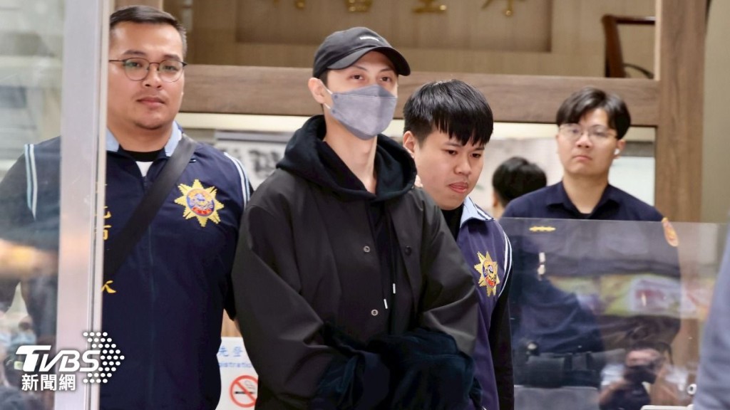 「王子」邱勝翊昨晚以12.25萬港元保釋後,步出地檢署。(TVBS新聞網圖片)