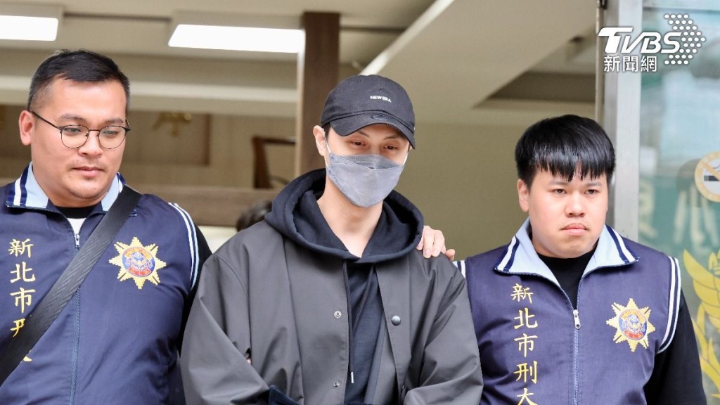「王子」邱勝翊面對在場鏡頭未有發言。(TVBS新聞網圖片)