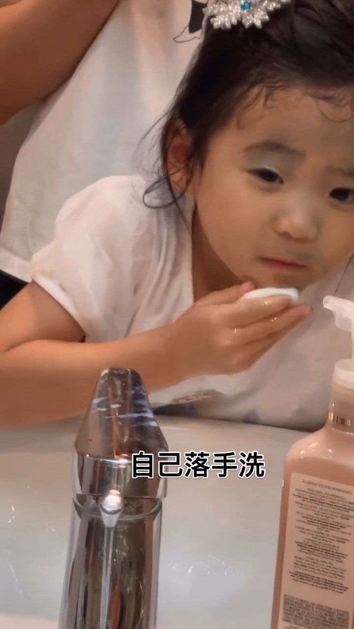 蔡明思大女Sersi洗臉時，因無法清洗顏料一度崩潰。