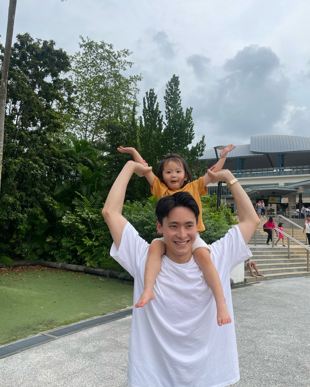 蔡明思的老公當時也有同行。