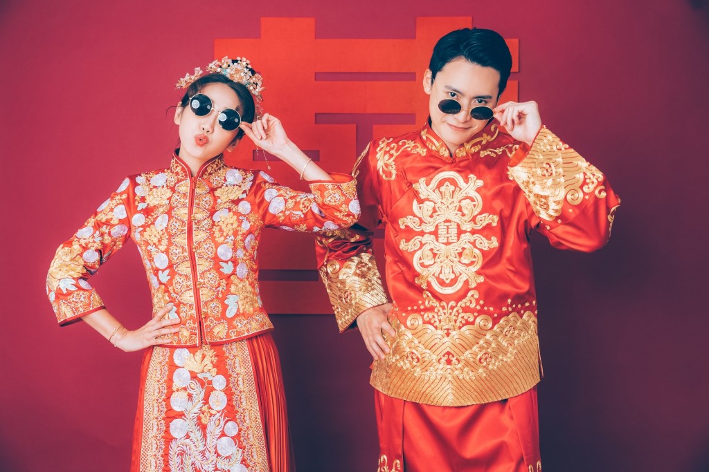 蔡明思與Steven穿上中式禮服拍照。