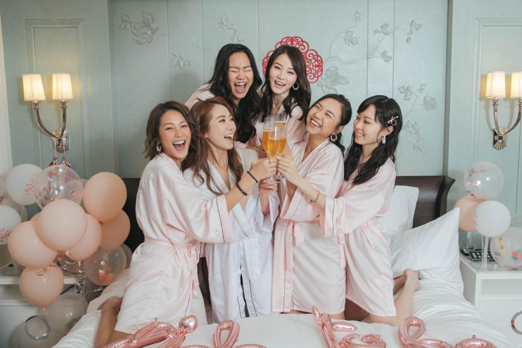 Super Girls隊友擔任姊妹，送蔡明思出嫁。
