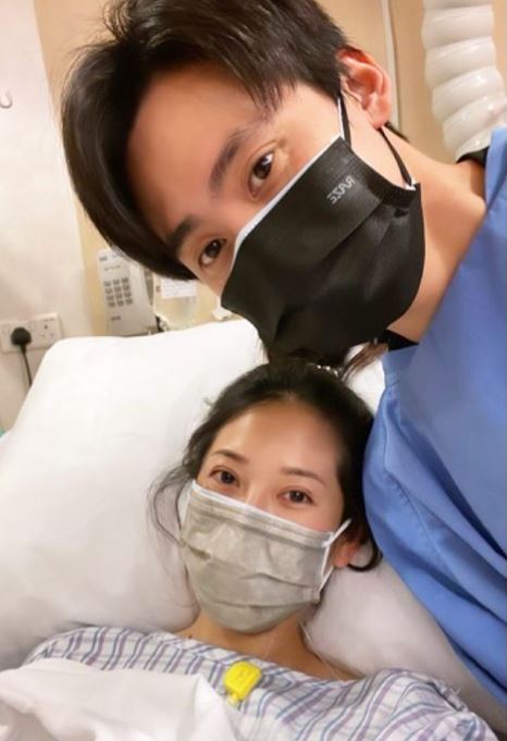 蔡明思老公陪伴在側。