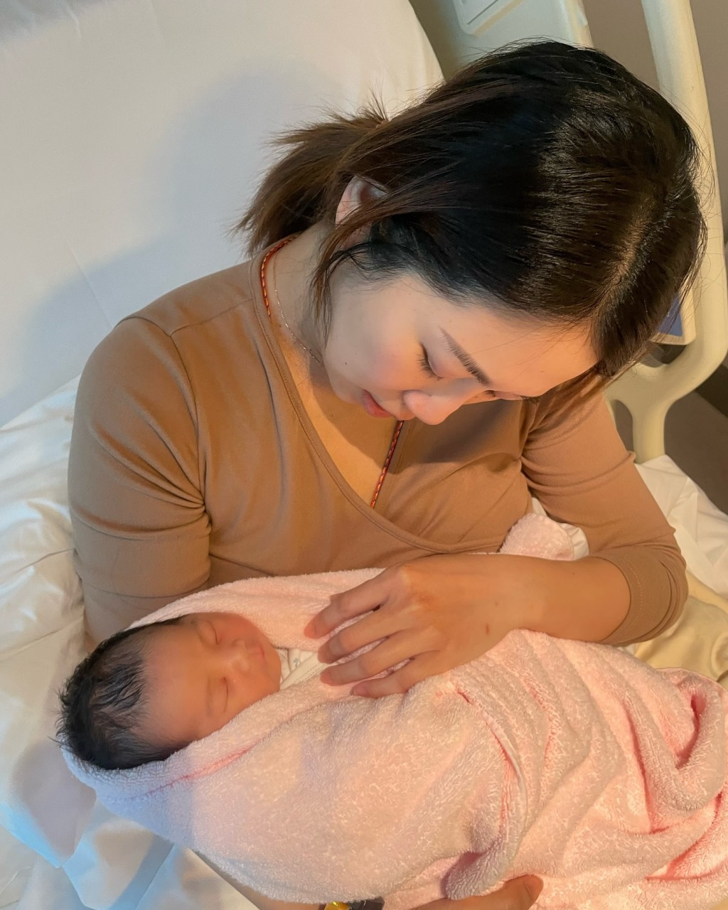 蔡明思是兩女之母。