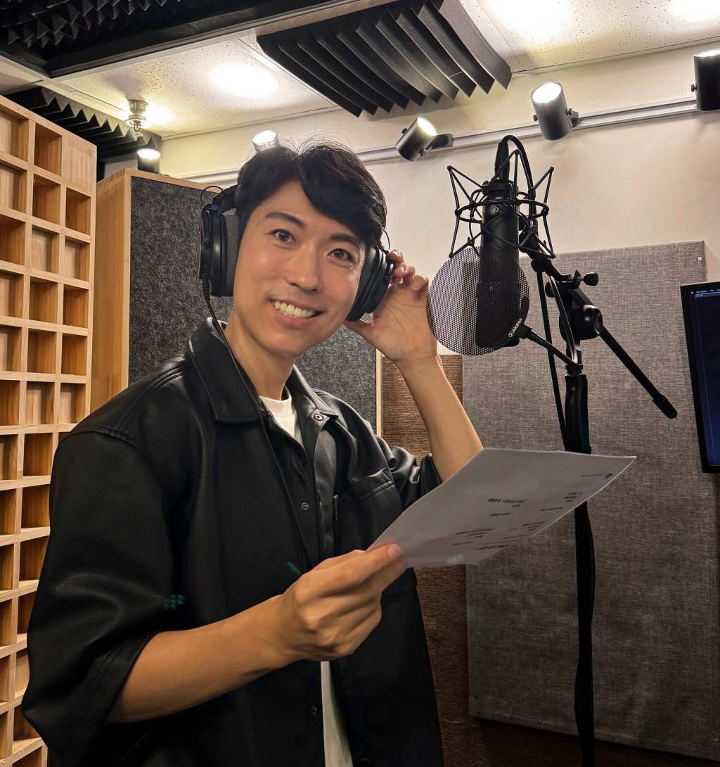 郭田葰為廣告進行錄音,工作態度十分專業。