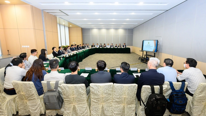 香港海關舉行應課稅品顧客聯絡小組會議 向業界委員頒發委任狀