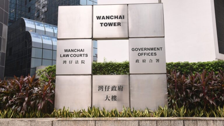 涉撞車碰瓷詐騙保險 夫婦被控20罪缺席聆訊 法庭發出拘捕令