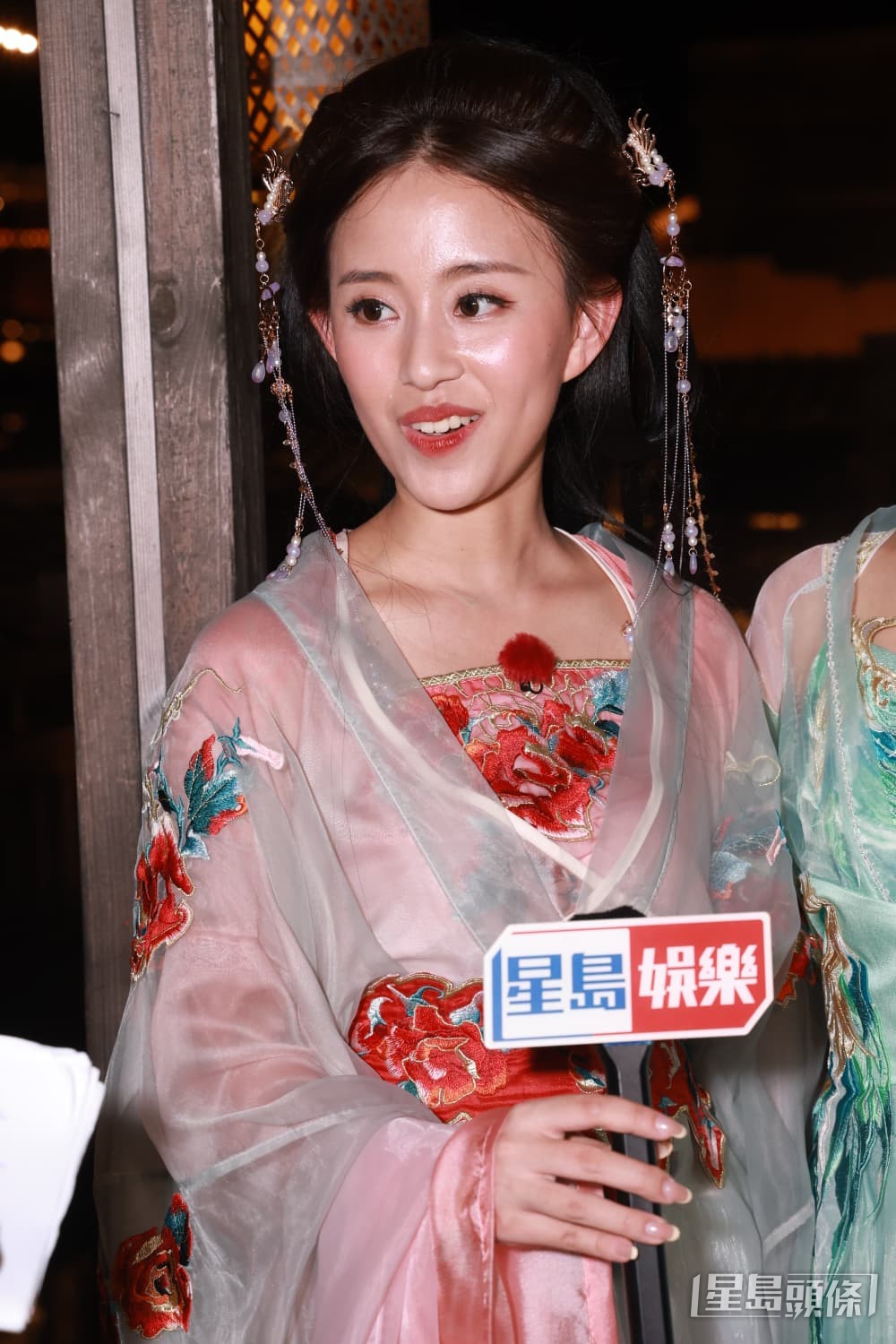周芳姿獲得師姐馮盈盈傳授表情管理的實用小貼士。
